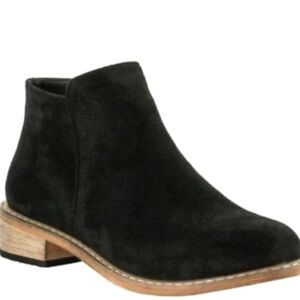 New In Box Size 6 Black Ankle Booties